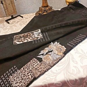 DG 2 Dianne Gilman Blk. Plus Sz. Capris with Metalic Designs. Sz. 22 PW.